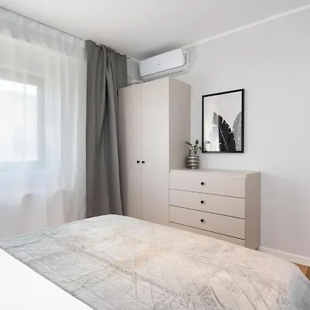 Amazing Views 2br Bright Flat - Charming Balcony Apartment Bucharest