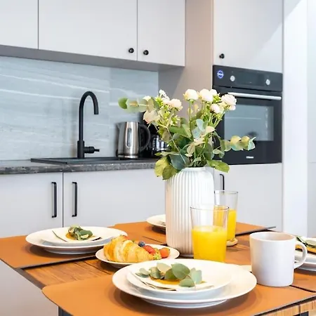 Amazing Views 2br Bright Flat - Charming Balcony Apartmán
