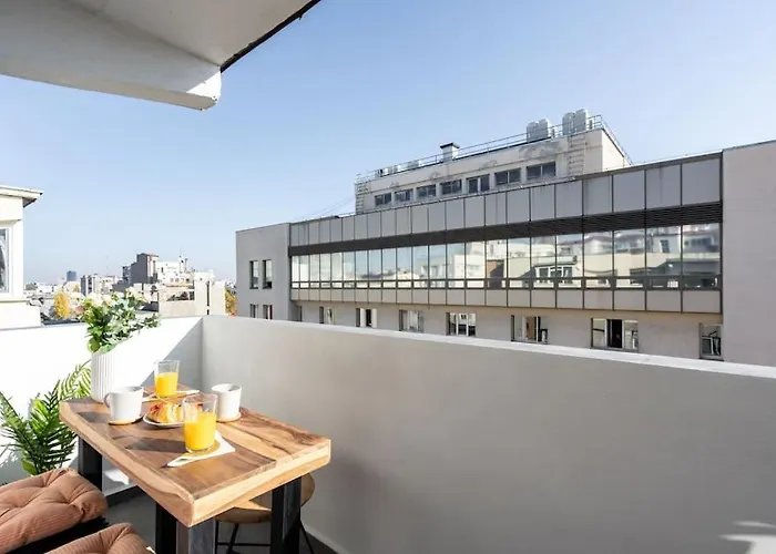 Апартаменты Amazing Views 2br Bright Flat - Charming Balcony *